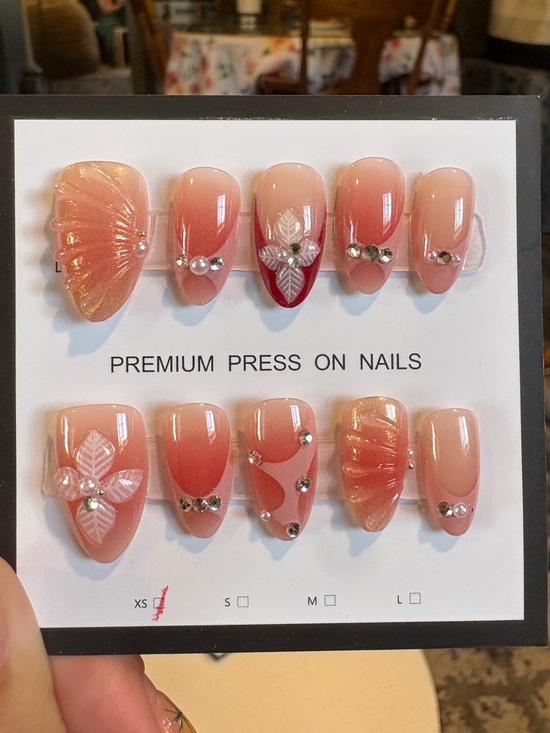 Other - Pink & Red Press ons!